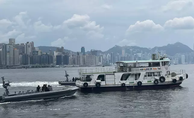 飛虎隊抵達客船。巴士的報記者攝