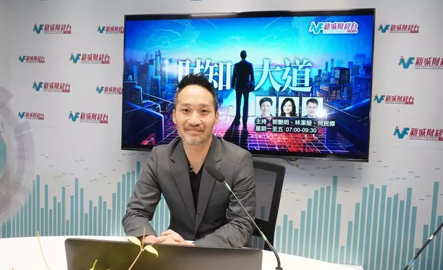 立法會議員何敬康接受新城「財知大道」節目訪問。