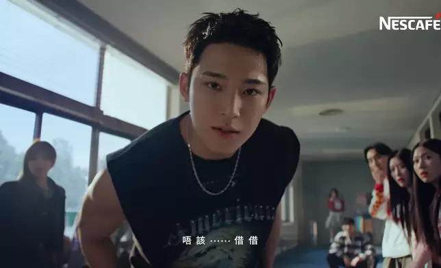 演繹陽光型男的魅力。