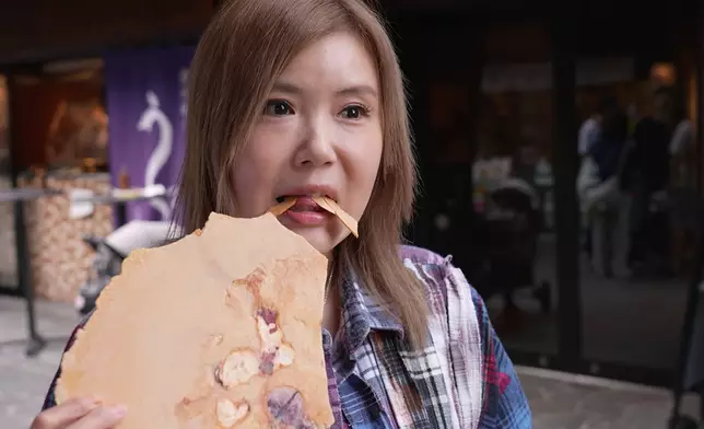 Helen吃盡海鮮煎餅、燒大吞拿魚串、生蠔、燒帶子及海膽。