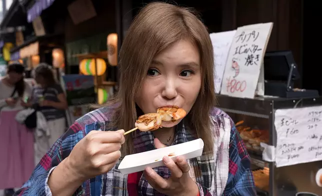 Helen吃盡海鮮煎餅、燒大吞拿魚串、生蠔、燒帶子及海膽。