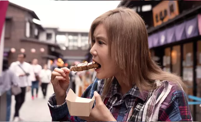 Helen吃盡海鮮煎餅、燒大吞拿魚串、生蠔、燒帶子及海膽。