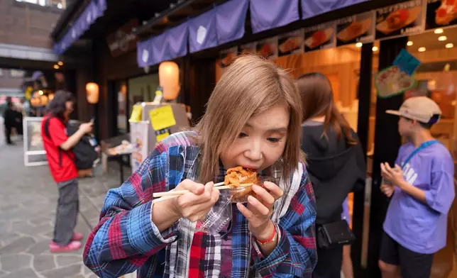 Helen吃盡海鮮煎餅、燒大吞拿魚串、生蠔、燒帶子及海膽。