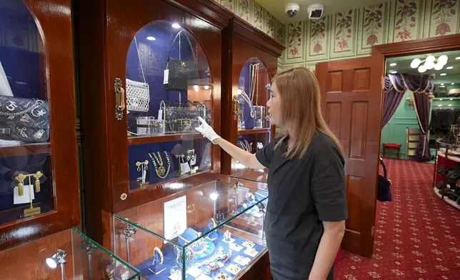 兩款售價逾15萬港元的二手手袋。