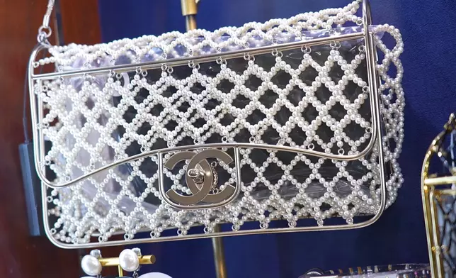 兩款售價逾15萬港元的二手手袋。
