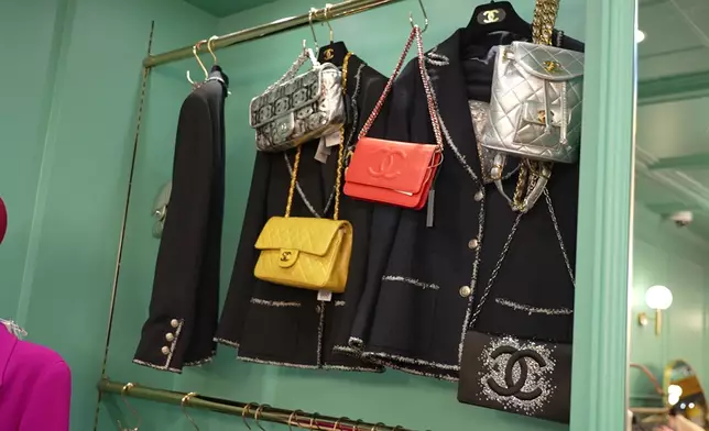 荷李活女星Hathaway在電影穿過的同款褸。