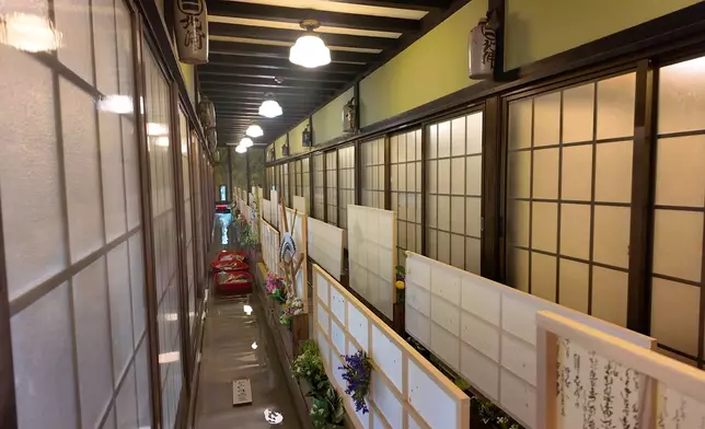 食物經水流送上，並提供代燒服務。