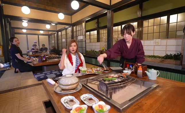 食物經水流送上，並提供代燒服務。