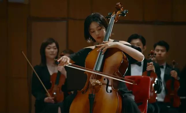 如果大家仲記得嘅話，郭柏妍都苦練咗好耐大提琴，真係拉得似模似樣架。