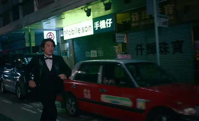 因為呢吓「日劇跑」，阿譚就喺凌晨時分喺條街度喪跑咗成三個鐘，明顯睇得出佢跑得好辛苦、好努力。