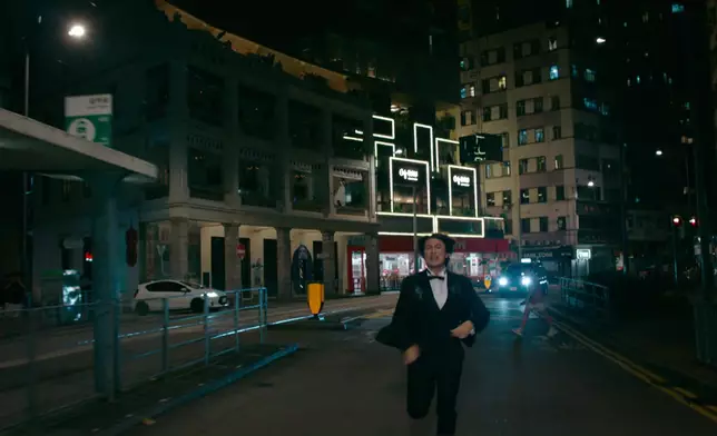 因為呢吓「日劇跑」，阿譚就喺凌晨時分喺條街度喪跑咗成三個鐘，明顯睇得出佢跑得好辛苦、好努力。