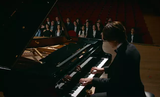 呢幕由鏡頭語言、到對白內容、到演員嘅真摯演繹，都感動咗無數網民。