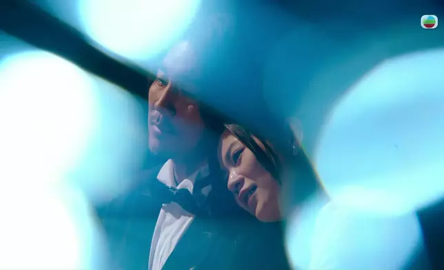 呢幕由鏡頭語言、到對白內容、到演員嘅真摯演繹，都感動咗無數網民。