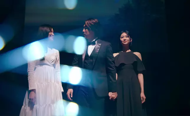 呢幕由鏡頭語言、到對白內容、到演員嘅真摯演繹，都感動咗無數網民。