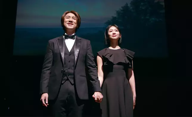 呢幕由鏡頭語言、到對白內容、到演員嘅真摯演繹，都感動咗無數網民。