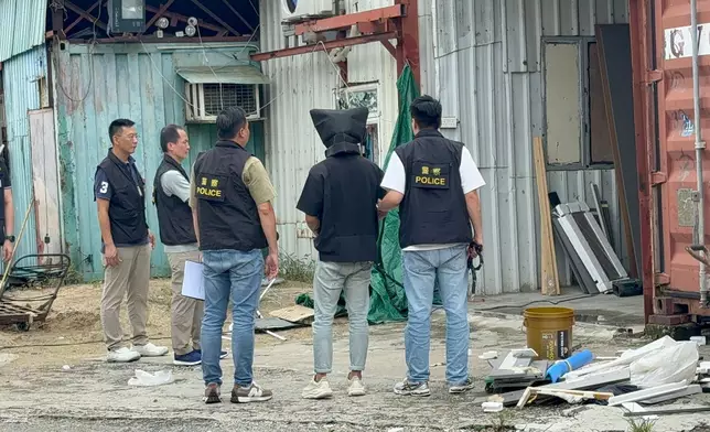 警方押解疑犯到現場重組案情。警方提供