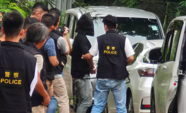 疑犯被押解重組案情。警方提供