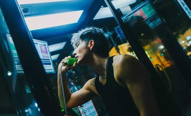 Aska笑言要代入花花公子的心態，玩世不恭地演繹拍攝。