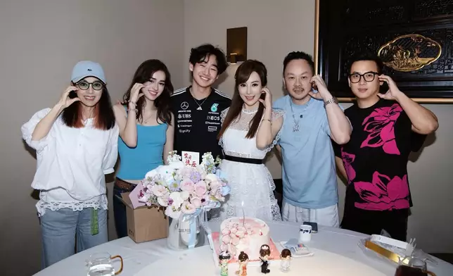 日前與家人及好友一同慶祝60歲生日。