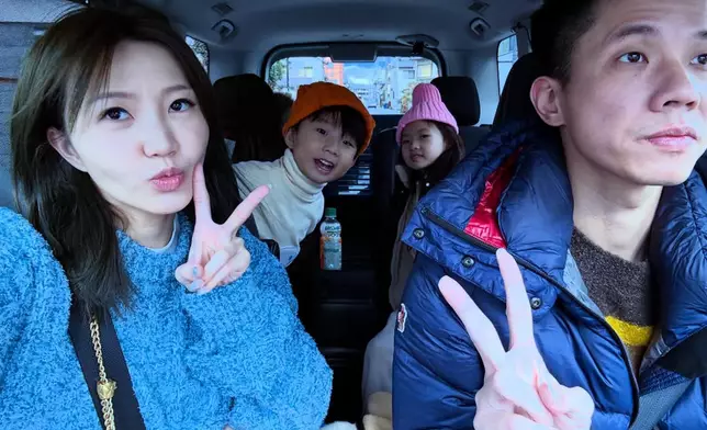 吳若希特意開設家庭社交帳號，記錄一對子女的成長。