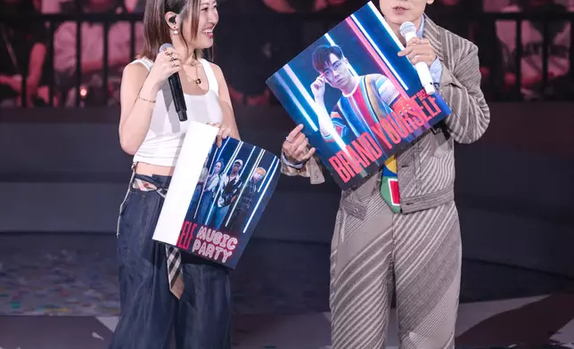 Kiri T拿出兩張六年前活動海報，一張是兩人的大合照，另一張則是林家謙的單人照。