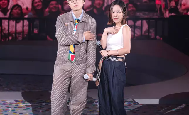 林家謙與Kiri T隨即在台上擺出當年的姿勢。