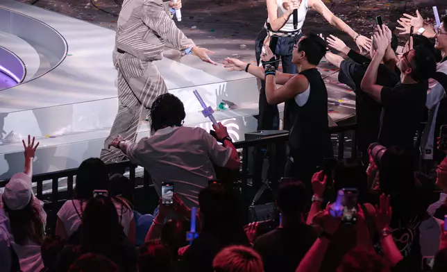 Kiri T更提議在海報上簽名，並送給台下幸運歌迷。