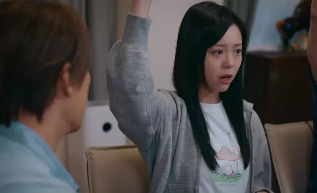 Karen螢幕處女喊戲，係very自然同有感染力。