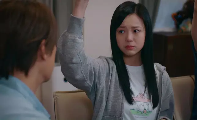 Karen螢幕處女喊戲，係very自然同有感染力。