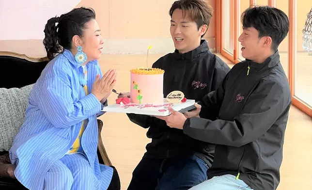 阿姐心花怒放。