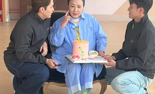 二人還應阿姐要求，一人一個「肉嘴」。