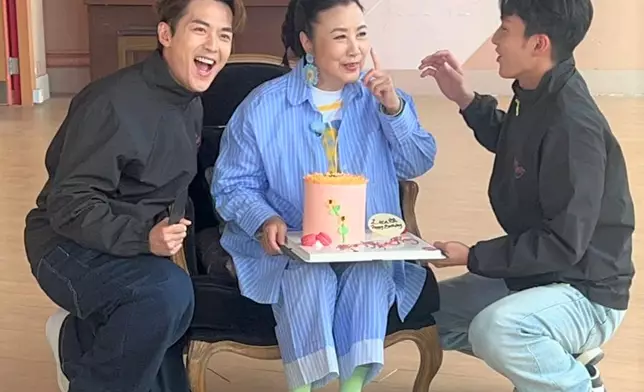 二人還應阿姐要求，一人一個「肉嘴」。