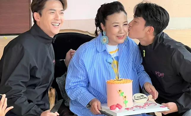 二人還應阿姐要求，一人一個「肉嘴」。