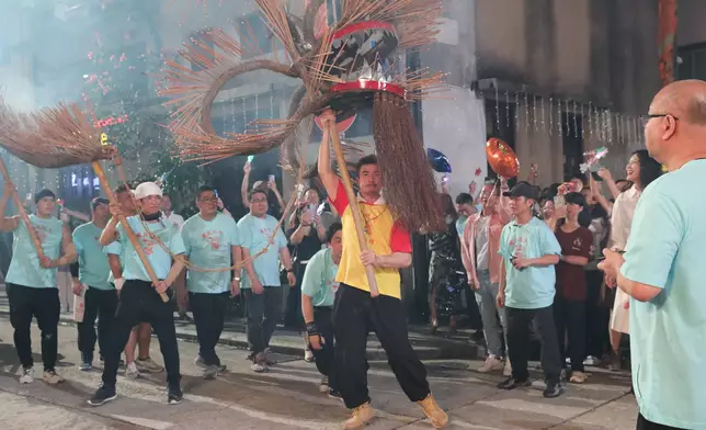 留意，陳豪「紅都面晒」。