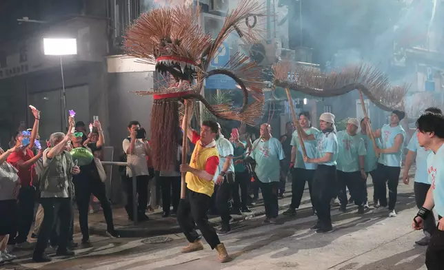 留意，陳豪「紅都面晒」。