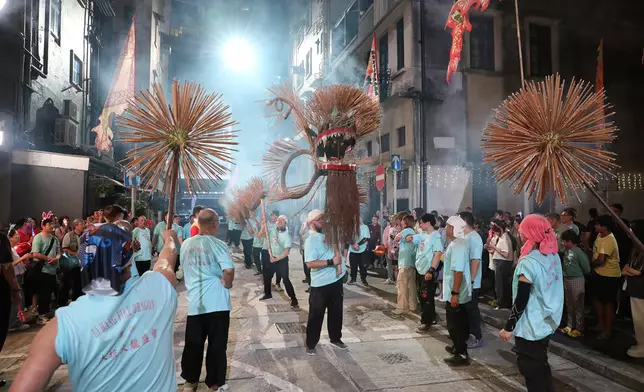 呢條火龍真係好長好長。