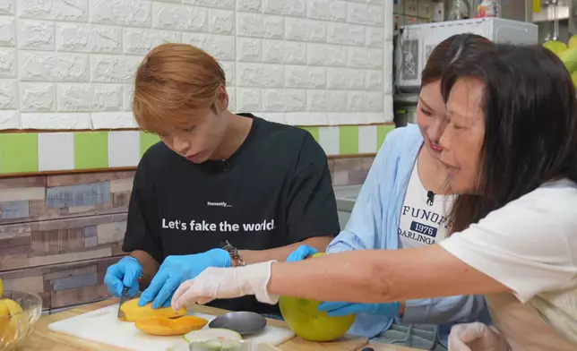 Archie則負責處理芒果肉。