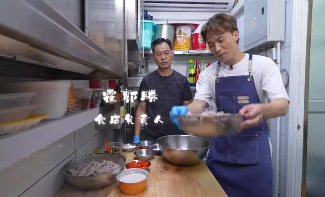 黃劍文去到元朗人氣外賣食店挑戰製作鳳爪排骨飯。