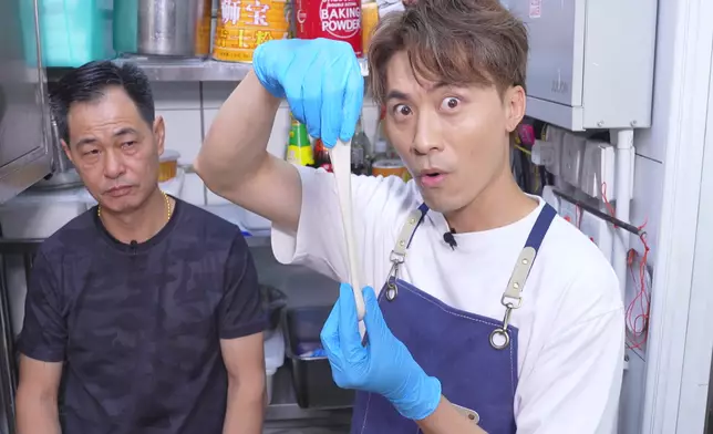 黃劍文製作叉燒包。