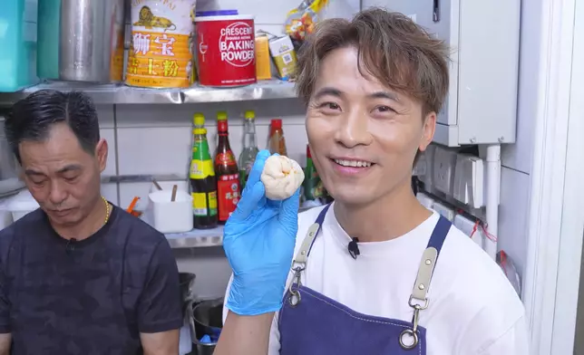 自認「包得有啲核突」。