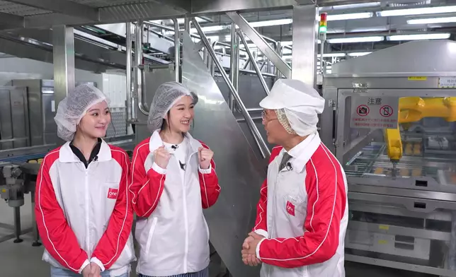王汛文、潘靜文去到月餅工廠。