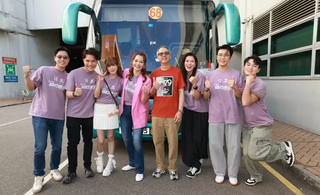 《愛．回家之開心速遞》監製梁耀堅率領演員由電視城出發，前往廣州與內地的粉絲會面。