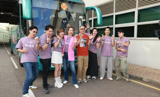 《愛．回家之開心速遞》監製梁耀堅率領演員由電視城出發，前往廣州與內地的粉絲會面。