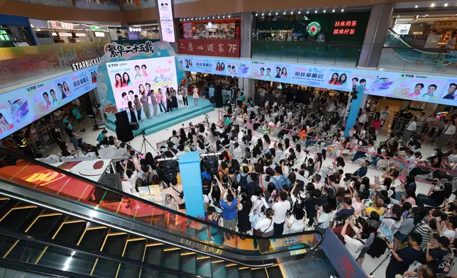 《愛．回家之開心速遞》演員再度與內地的粉絲會面，現場氣氛高漲，逼爆商場。