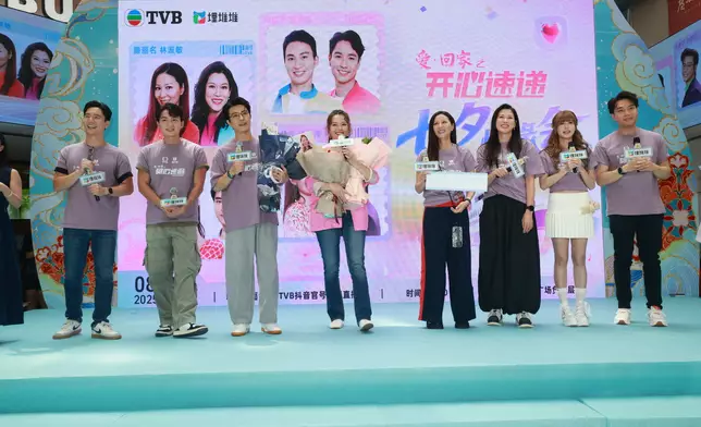 《愛．回家之開心速遞》演員合照及4組CP合照。