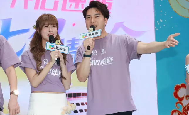 《愛．回家之開心速遞》演員合照及4組CP合照。