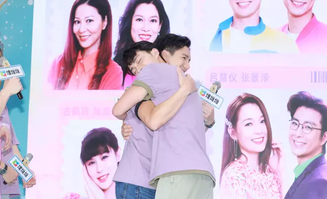 《愛．回家之開心速遞》演員合照及4組CP合照。