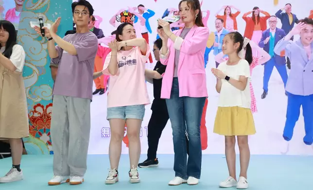 演員分組與觀眾大玩遊戲，表現投入。