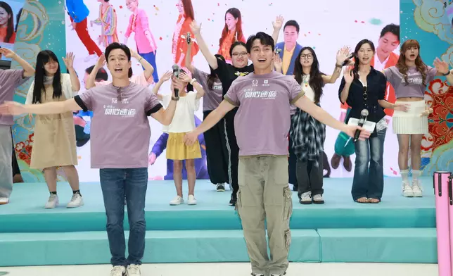 演員分組與觀眾大玩遊戲，表現投入。