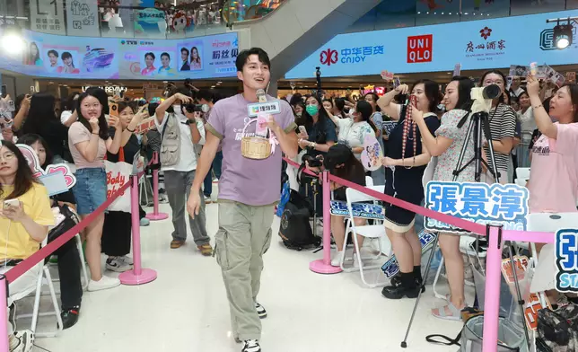 演員分組與觀眾大玩遊戲，表現投入。